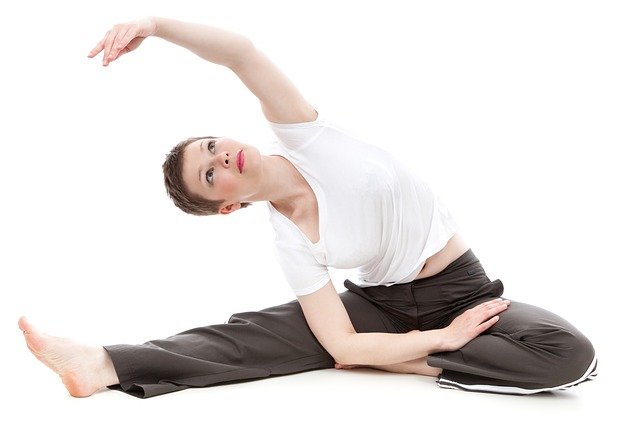 žena doma cvičí pilates